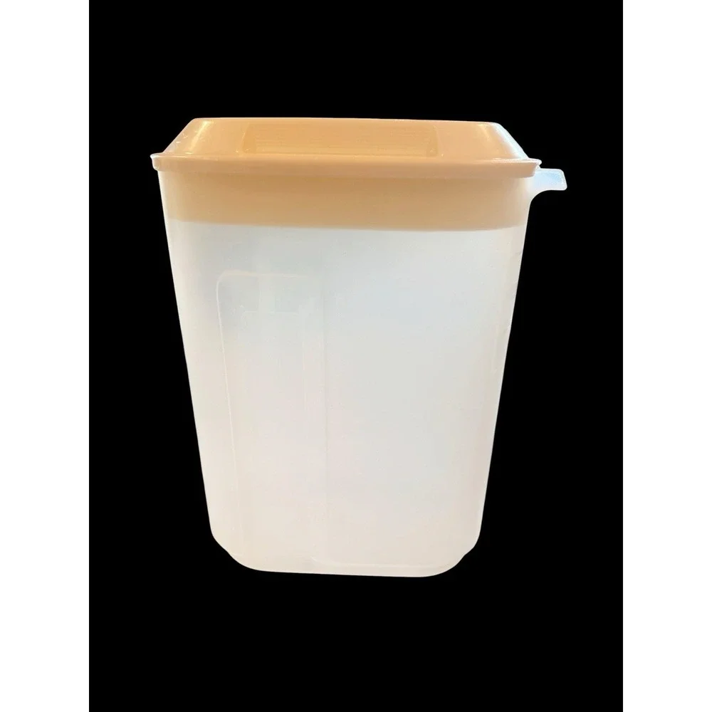 Rubbermaid Servin' Saver 2-1/2 Quarts Slim Drink Refrigerator Pitcher